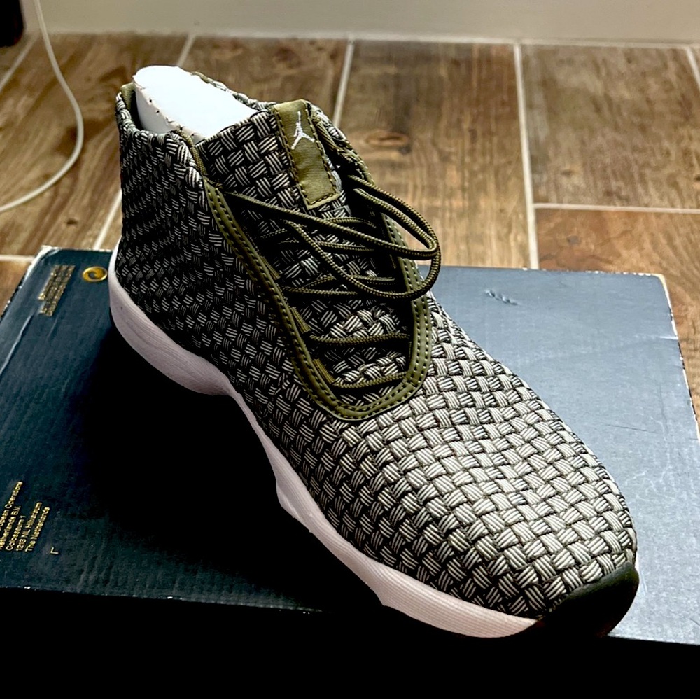 Jordan future olive
